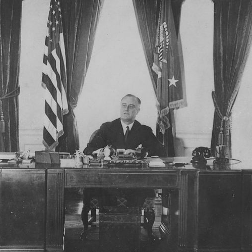 Executive order. Франклин Рузвельт в кабинете. Литвинов Рузвельт 1933 США. Франклин Рузвельт объявил войну Японии. Рузвельт стол резолют.